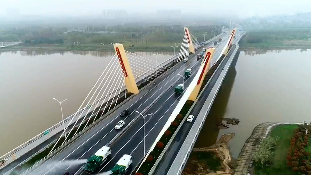 冰球突破mg环卫装备在六安赤壁路大桥作业