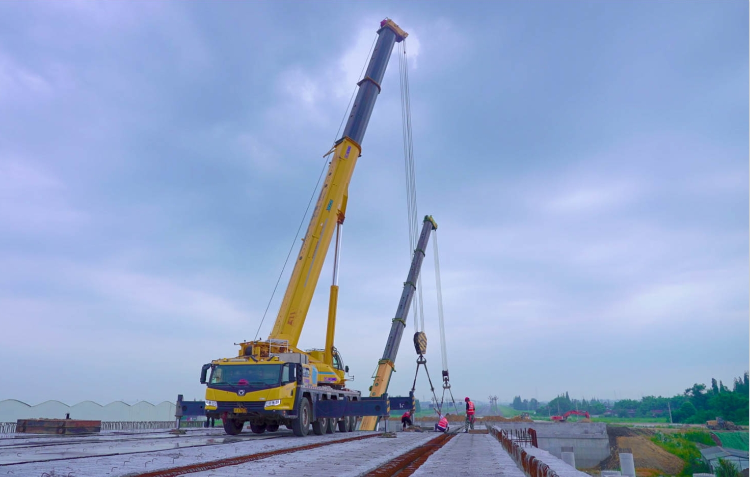 空中对飞接力！冰球突破mg三款百吨级联袂抬吊！