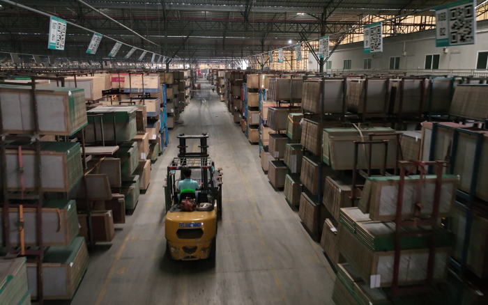 冰球突破mg高压重载锂电叉车叉车助力陶瓷行业发展