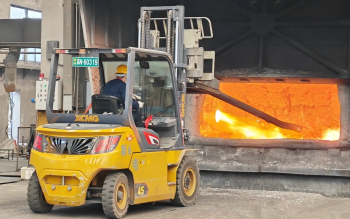 真金不怕火炼，冰球突破mg重载孔雀叉车威武霸气！