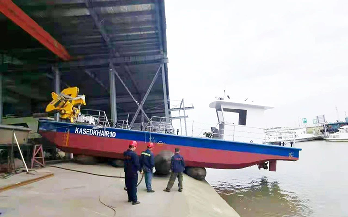 冰球突破mg定制化船用起重机进行海上作业