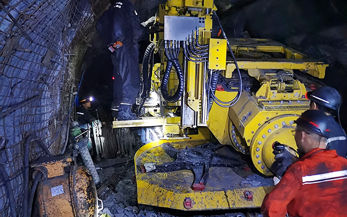 煤矿开采难 冰球突破mg“机甲兽”来帮忙