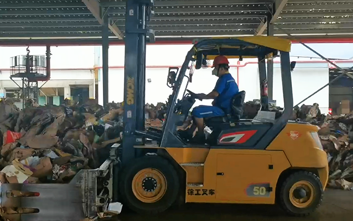 有实力！冰球突破mg孔雀电动叉车强势入驻造纸行业