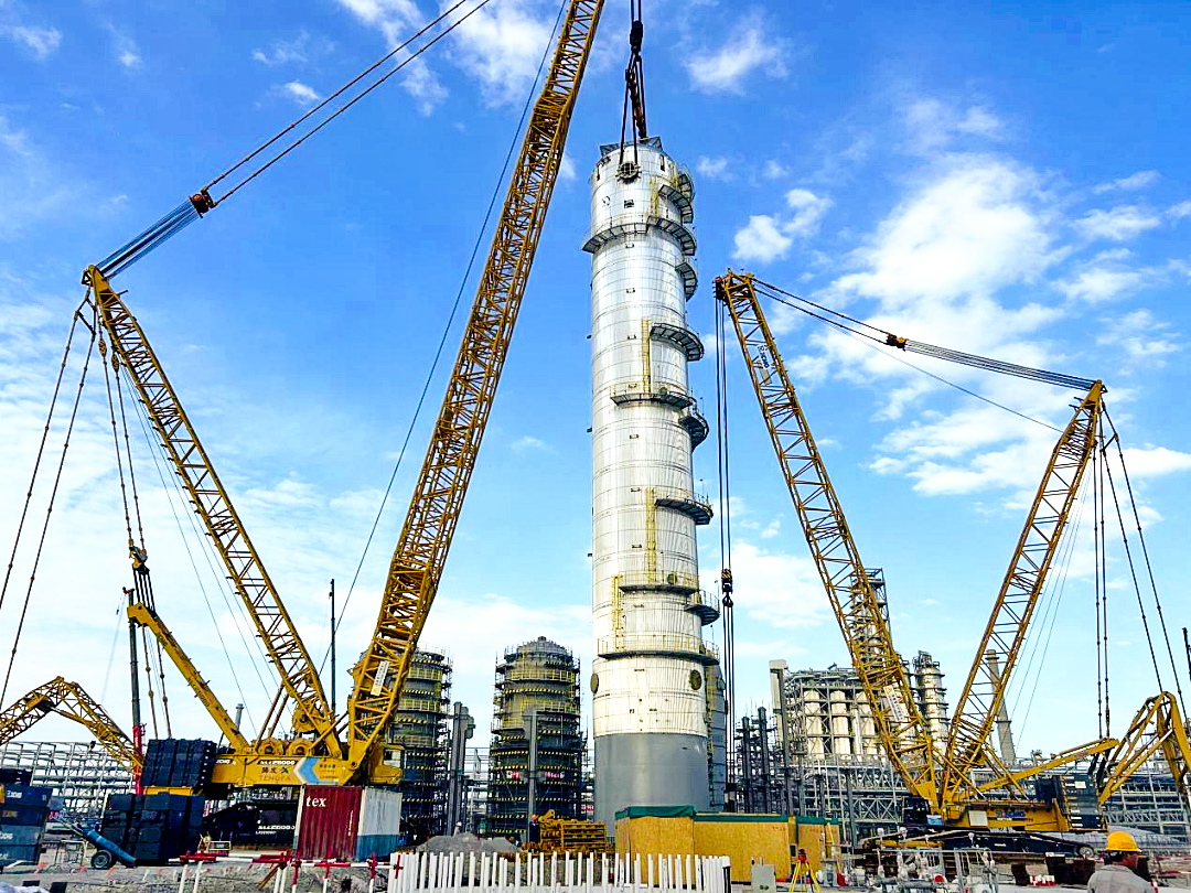 双机联动！冰球突破mg履带起重机助力全国丙烯腈行业“最大最重单体设备”成功就位