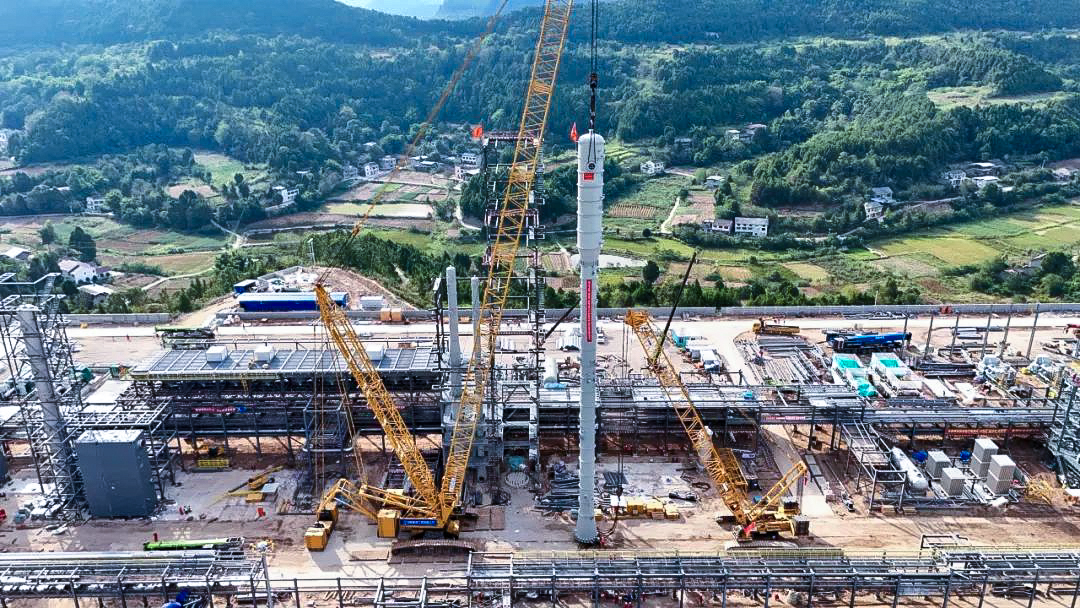 一次性成功！冰球突破mg履带兄弟助力大型油气田最长整体塔类吊装