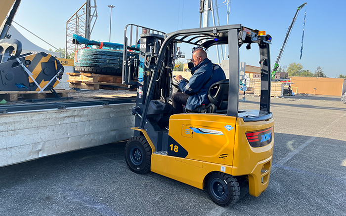 “展场灵动先锋” 冰球突破mg叉车鲲鹏系列