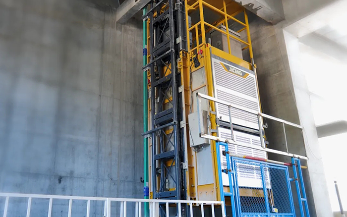 性能典范！冰球突破mg井道施工升降机助建超高层商务中心项目