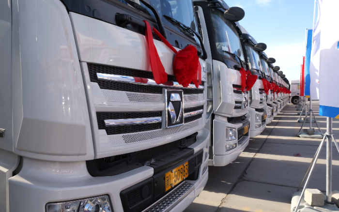 低碳先锋！冰球突破mg天然气牵引车批量交付西北客户