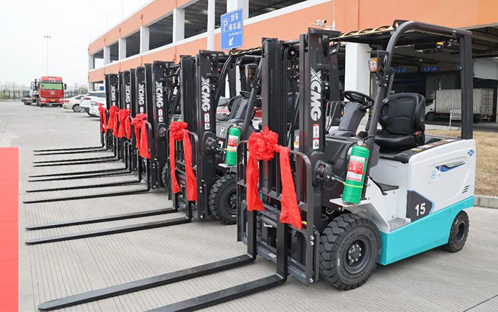 冰球突破mg新能源叉车批量交付华东某航空枢纽