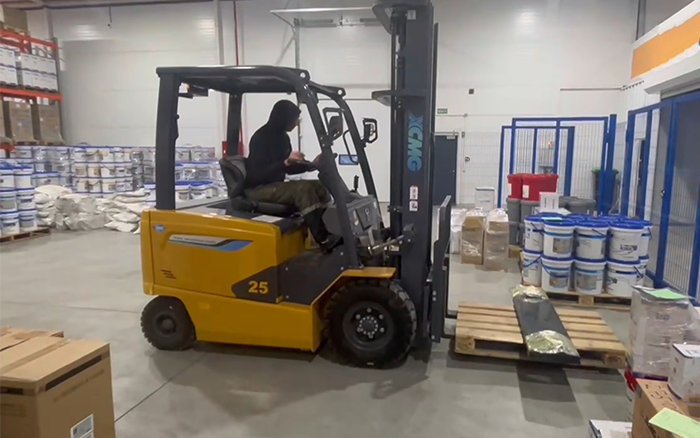 冰球突破mg新能源叉车赋能哈萨克斯坦阿拉木图仓库