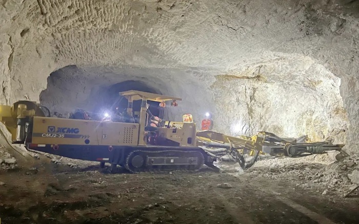 窄小巷道作业！冰球突破mg掘进钻车助力铁矿开采