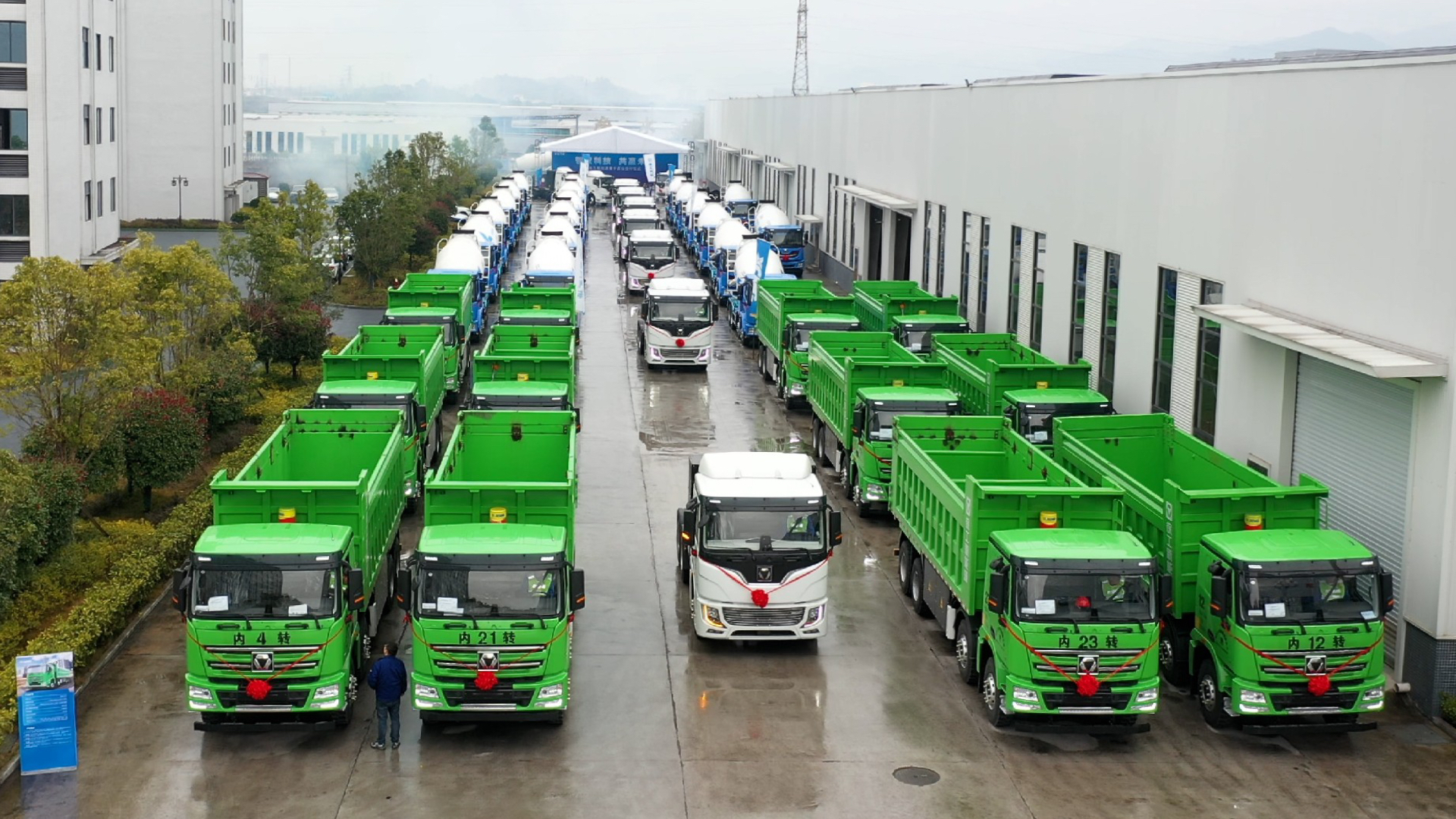  百台冰球突破mg新能源成套化运输设备交付盛况直击