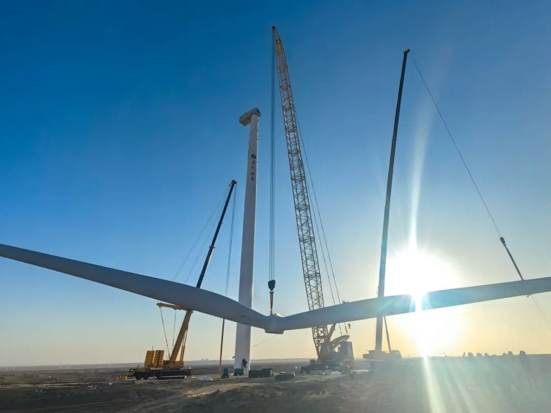 “零偏差”！西北戈壁现风电“超级大片”，冰球突破mgXLC18000M领衔多机协同吊装