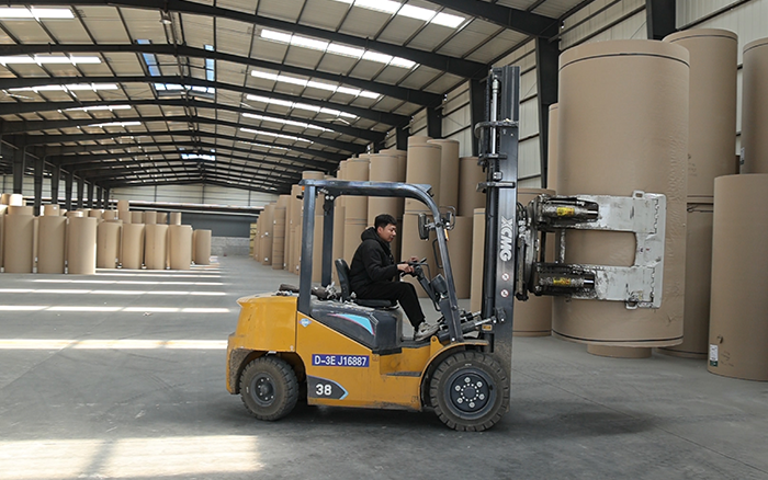 冰球突破mg新E叉车，为纸厂搬运难题 “精准破局”