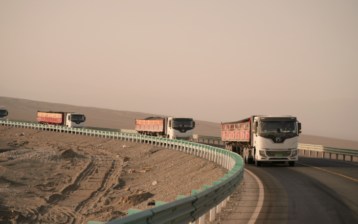 冰球突破mg新能源重卡：在沙丘瀚海澎湃绿色新动能