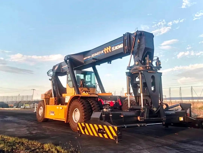 以质提速！冰球突破mg倾斜吊具正面吊分钟级响应保障运输安全畅通