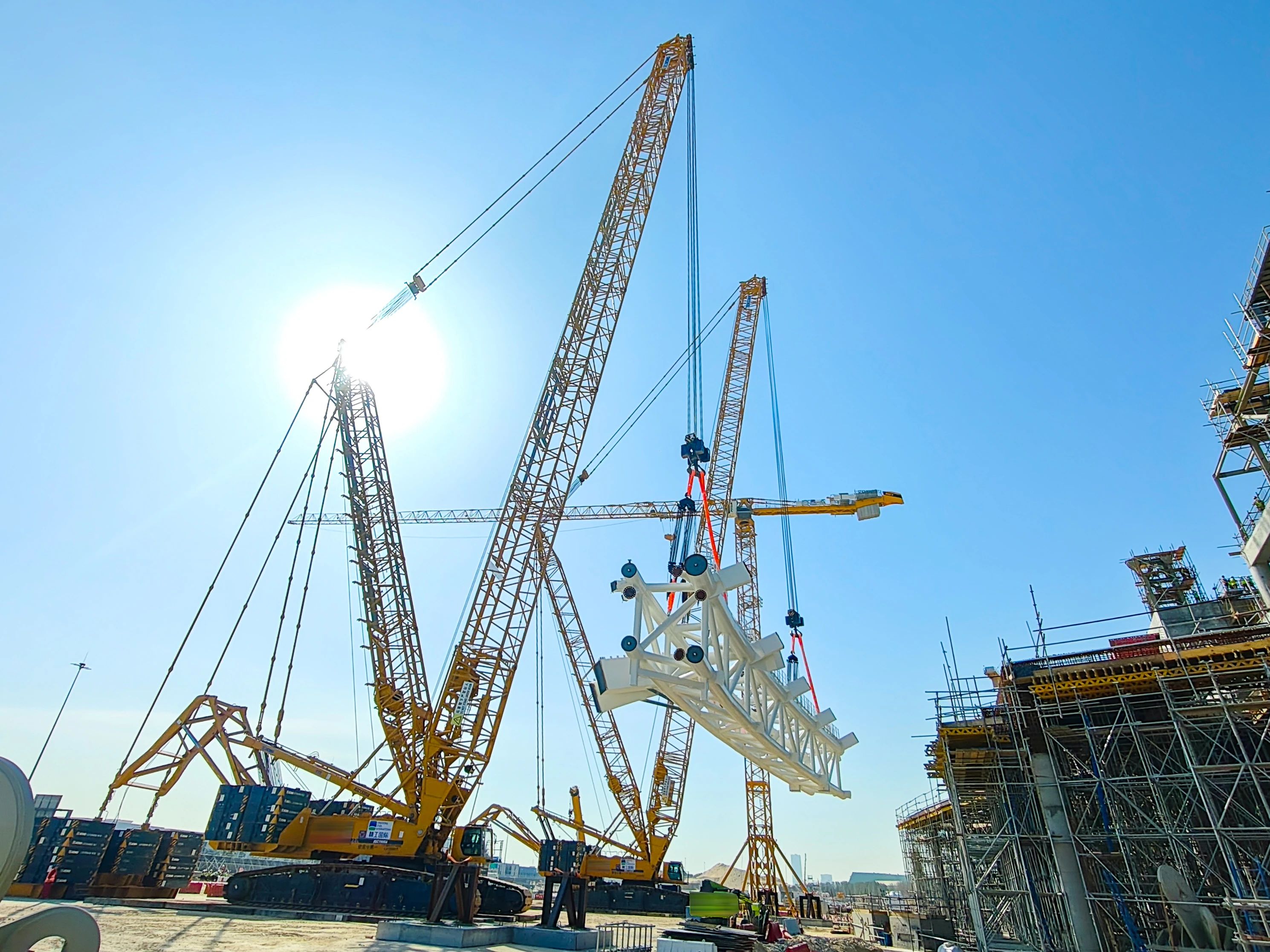 毫米级精度托举世界杯梦想——冰球突破mg履带起重机奋战沙特！