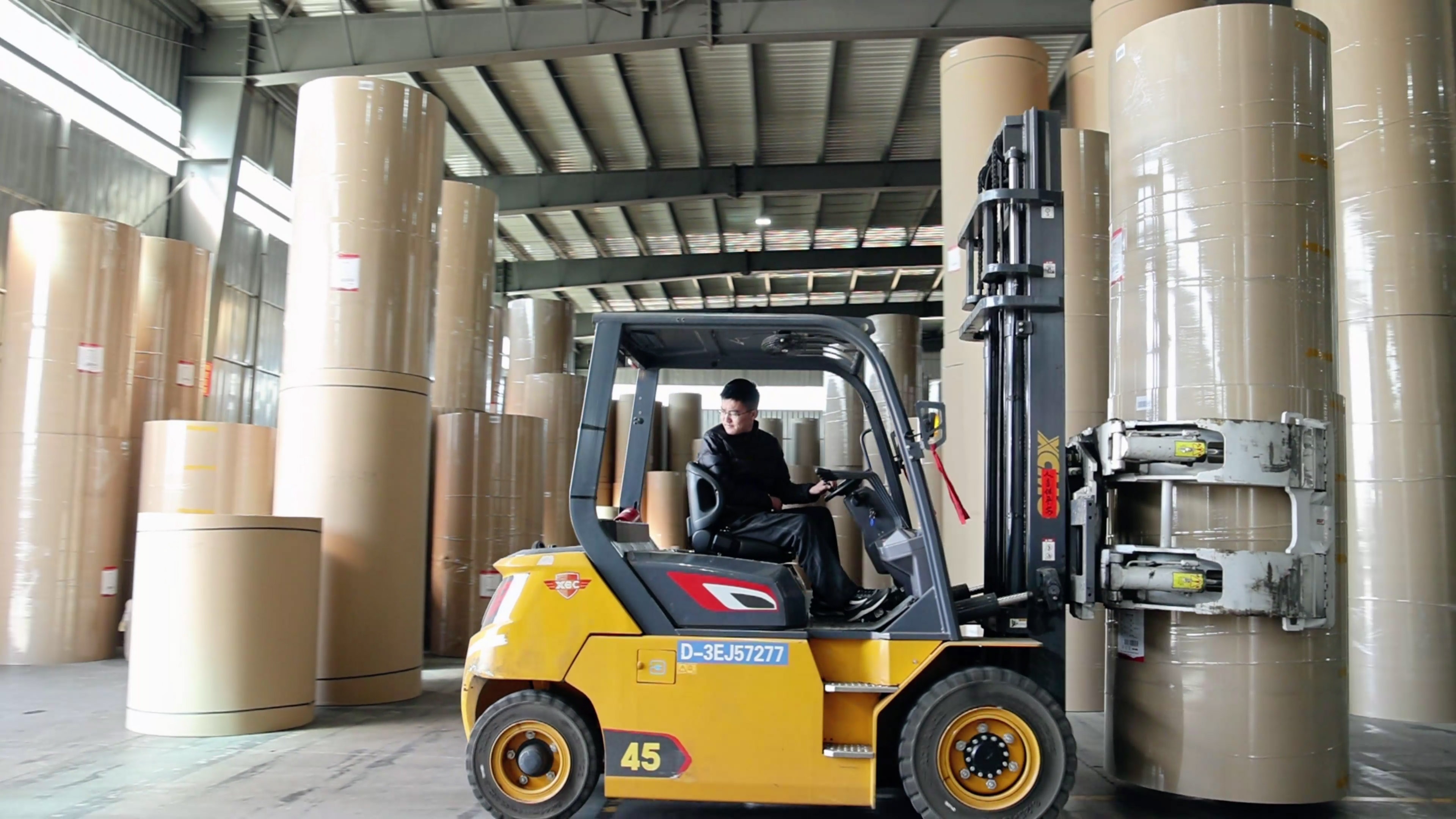 纸卷厂搬运利器，冰球突破mg孔雀系列高压重载电动叉车