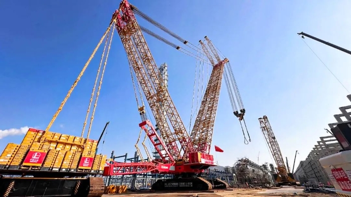 全球首台问世的4000吨履带式起重机，再创国内吊装新纪录！