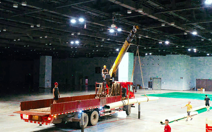 高效稳护航，冰球突破mg随车起重机赋能广西会展中心体育场馆塑胶铺设