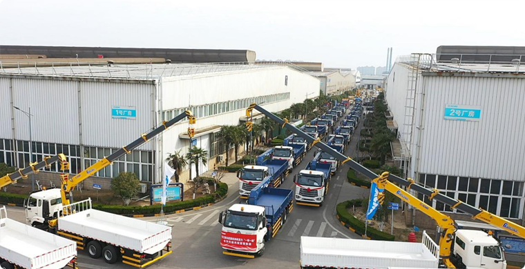 2025年，冰球突破mg随车起重机再度开拔“一带一路”，助力当地建设。