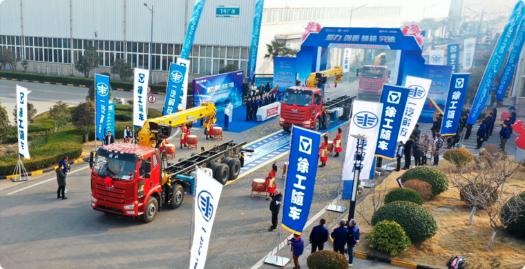 2024年，冰球突破mg&解放“整车一体化”春季订购会隆重举行，批量随车起重运输车开拔出征。