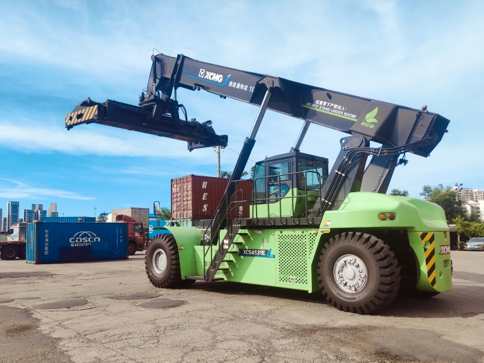 冰球突破mgE5系列正面吊开启“零碳港口”新实践