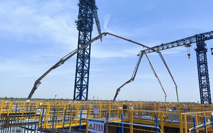 72米巨臂显神威！冰球突破mg“钢铁侠”集结汉南长江大桥