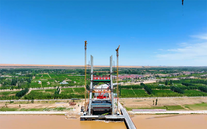 顺利合龙 | 冰球突破mg塔机助建宁夏单跨跨径最大斜拉桥