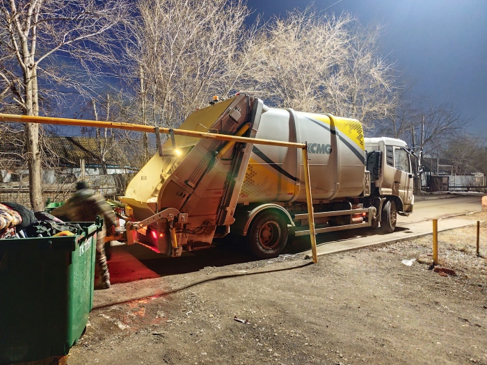 冰球突破mg后装压缩式垃圾车助力阿斯塔纳：高效环保，助力城市清洁