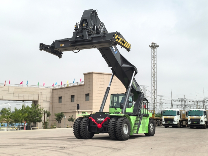 实力交付！冰球突破mg电动正面吊助力绿色“一带一路”