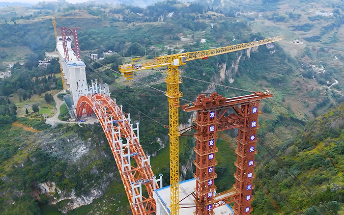 桥接黔西北 双塔连山涧 冰球突破mg塔机奋战白水河特大桥