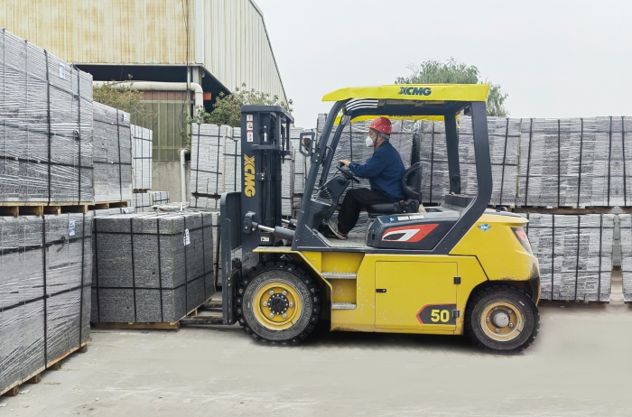 有“石”力！冰球突破mg孔雀电动叉车强势入驻石材厂