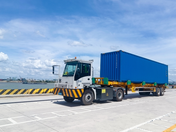 广州港甄。∪タ锤劭凇疤刂直北蛲黄苖g纯电牵引车