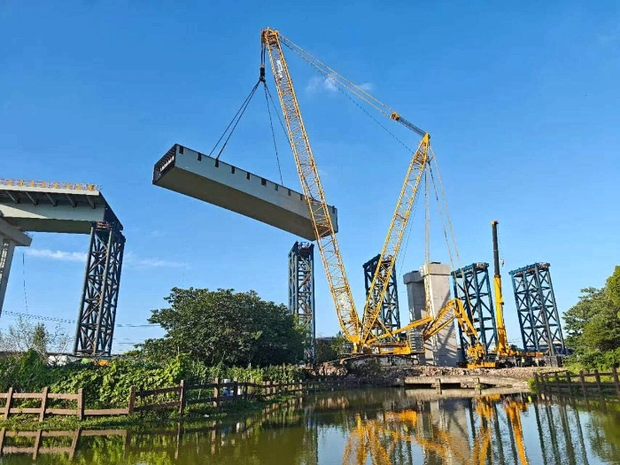 螺蛳壳里做道。勘蛲黄苖gXGC11000高架旁上演“极限操作”