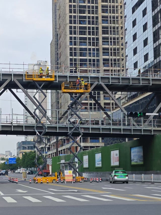 小巧身手大作为！冰球突破mg剪叉车助力市政桥梁焕新颜