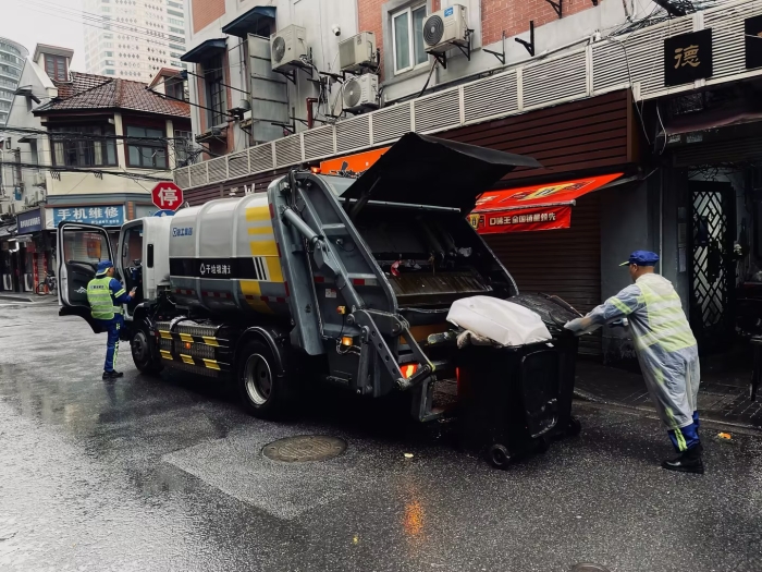 南京东路人流如织垃圾多？冰球突破mgXGH5120ZYSXBEV：轻松搞定！