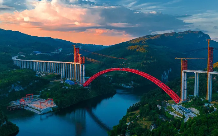 1834米，震撼合龙！ 冰球突破mg塔机助力中国再造世界级基建